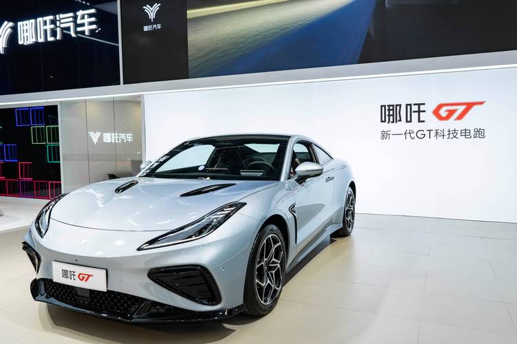 重庆160哪吒汽车在智能汽车领域的表现，领途汽车在新能源汽车市场中的影响力